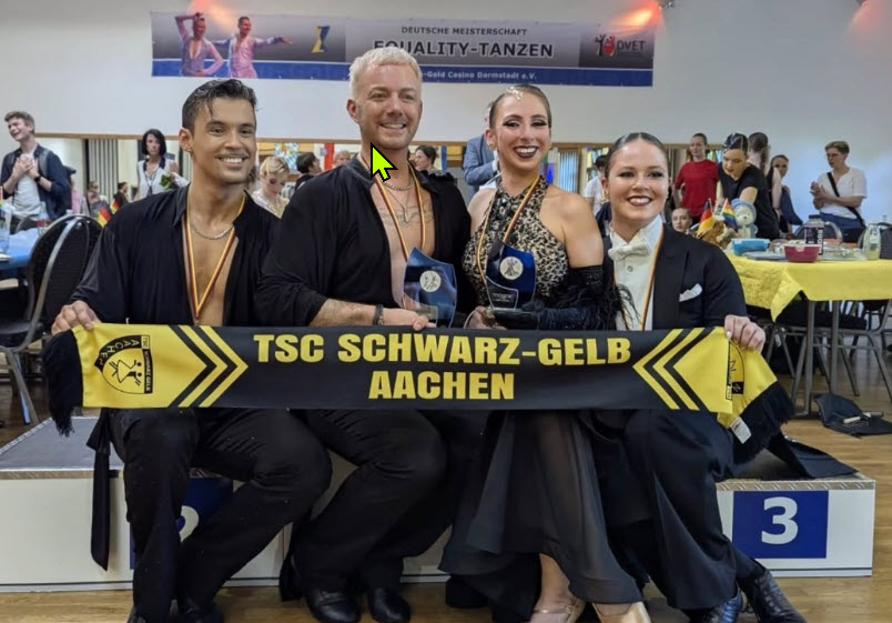 Gruppenfoto der erfolgreichen Paare des TSC Schwarz-Gelb Aachen e.V. mit Pokalen